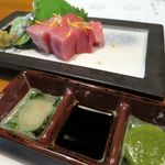和酒おのろじ - 生マグロ
      白醤油・たまり醤油・ぬたが一緒に出されます