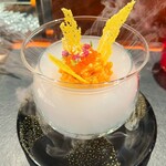 ラトリエ ドゥ ジョエル・ロブション - とっとり琴浦グランサーモンのタルタル
                                サフラン風味のトーストをあしらって