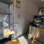 宮島珈琲 - 店内は白い天井、白壁&ガラス張り壁、淡灰色の土間コンクリート床、シンプルでコンパクトな空間、BGMは洋楽
お席は店内に丸テーブル2席×1卓、店外に丸テーブル1席×1卓の合計3席