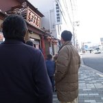 東珍康 - 営業開始前の様子。外待ち発生しました。