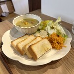 ハルトナリ。 - かぼちゃ豆乳クリームシチューとトースト(\1,600)