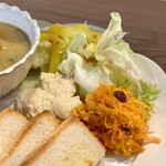 ハルトナリ。 - かぼちゃ豆乳クリームシチューとトースト(\1,600)　レモンピールの効いたにんじんラペ、ひよこ豆のフムス