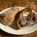 藤の木 - チャバタ(左)、粒あん入り生食パンのフレンチトースト(右)