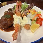 Revo - 左から、黒バーグ、大海老フライ、カニ爪フライ