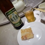 京星港式飲茶 - 取り分け大根餅＆台湾ビール大瓶 飲まない人はポット入りジャスミン茶
