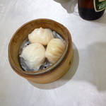 京星港式飲茶 - 取り分け前の（多分）海老蒸し餃子 海老が3個位入っていた記憶♪