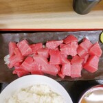 福徳食堂 - 隣の魚屋からパック毎盛ったとはいえ、このマグロがとろけるような美味さ