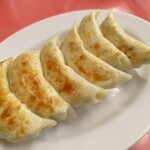 中華定食 庄屋 - 焼き餃子。ニンニクたっぷり、皮もちっと系。焼き少なめな感じ