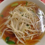 中華定食 庄屋 - もやしそば。餡掛けではなく、ほんとに普通に醤油ラーメンの上にもやし乗せてるタイプ。醤油は優しい懐かしの味系