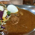 ポークビンダルー食べる副大統領 - カレー本体とセルフで剥いた半熟卵