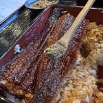 鰻 源内 - 【2026.1.17(土)】蒲焼に山椒をかけた