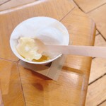 石村萬盛堂 本店 - カスタードがとろり。見た目は良くないけどね。