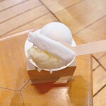 石村萬盛堂 本店 - ふわふわひんやり甘さ控えめ。