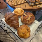 ファイブラン - 右上：ベーコンクリチー、右下：レーズンのやつ