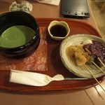 茶寮都路里 - 団子とわらびもち(412円)＋抹茶