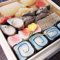 菊乃井 本店 - 壱の重
                    数の子　子持ち鮎鞍馬煮鴨ロース　砧巻　松風
                    鯛龍皮巻　梅人参　小梅柚子
                    