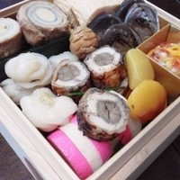 菊乃井 本店 - 弐の重
                    龍眼穴子　袱紗焼き　花百合根　床節旨煮
                    
                    松笠くわい　鰻八幡巻　紅白蒲鉾　焼き目栗
                    
                    甘鯛といくらの糀漬（針柚子）
                    