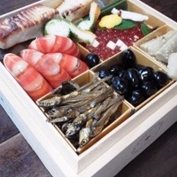 菊乃井 本店 - 参の重
                    まな鰹味噌漬け　蕨烏賊車海老艶煮　いくら
                    梅蕪　ごまめ　黒豆　叩き牛蒡　賽の目蕪　小梅柚子
                    