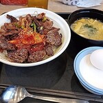 松屋 - カルビとブリスケット丼、味噌汁、生卵
