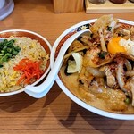 タンメン亭 - 料理写真:スタミナ濃厚肉盛りタンメン＋半チャーハン