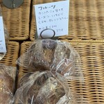 ぱん屋 ニレカゼ - ▪️フルーツ
      　カンパーニュ生地。
      　レーズン•いちじく•くるみ•オレンジピール。
      　378円（税込）