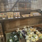 畑cafe ランタナ - カフェの隣りでお野菜も販売していました。