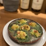 Aux Delices de Dodine - 白子のオーブン焼き 2400円: あっつあつ。口に運んだ瞬間はガーリックとオイルがドカンときて、徐々に白子自体のクリーミーさが追いかけてくる。青海苔も白子と相性いいのよねぇ…バゲットが大正解！