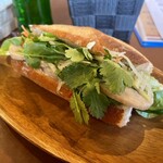 Dee アジアン食材・キッチン - ラオスっぽいお味のバインミー