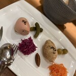 Aux Delices de Dodine - 鶏白レバームース 960円/ いも豚のリエット 960円: 豚のリエットは初めて食べたが唯一無二。ひと口のなかに、肉部分の存在感とベーコンのような脂の豊かさがある。あとマリネ系のさっぱり要員、有難い。