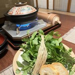 もてなしの店 月の暦 - 三関のセリ、仙台麩、鍋の中に比内地鶏