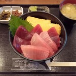 和泉水産 まぐろ酒場 - 赤身・中トロ丼［味噌汁、お新香付き］（税込¥1,290）