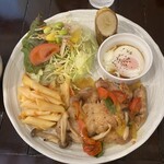 森のレストラン BOSCO - 野菜、温玉、マカロニ、とり肉、何故かバナーナ⁉️