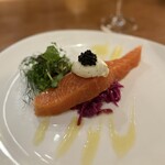 Aux Delices de Dodine - ノルウェー産 厚切りサーモンのスモーク 2035円: 付け合せラペの酸+クリームチーズとキャビアの塩味+燻製サーモンの香りとねっとり食感が最高。このひと皿満足度高い！