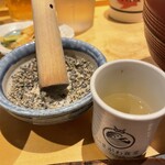 いまがわ食堂 - ゴマを擦り、わさびと醤油をいれて鯖に付け食べる