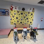 秋田犬の里 お土産コーナー - サンタコス秋田犬！