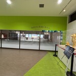 秋田犬の里 お土産コーナー - 秋田犬とのふれあいはガラス越し