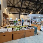 秋田犬の里 お土産コーナー - お土産コーナー　地元の工芸品や銘菓　秋田犬のぬいぐるみやグッズも