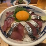 いまがわ食堂 - 新鮮な鯖の刺身がたっぷりのっている。黄身も美味