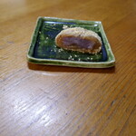 御菓子司 聚洸 - わらび餅を半分に切ったところ