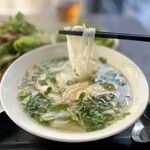 GIA DINH - 切り出し麺のフォーにはタピオカ粉が入っていてモチっと弾力があるのも、押し出し麺のブン（ビーフン）とはまた違った食感でいいなー♪