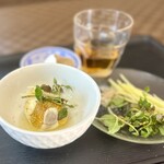 GIA DINH - ホビロン、白身部分はプルッと柔らかく、黄身部分は弾力があって固いんです。その茹で卵との食感の違い、たっぷりの鶏のスープがホビロンのおいしさ♡
                                ｳﾏ━━━ ♪ヽ(ﾟ∀ﾟ)ﾒ(ﾟ∀ﾟ)ﾒ(ﾟ∀ﾟ)ﾉ━━━ｲ♪♪