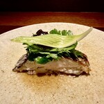 アカ - ③太刀魚薪焼き、ハーブサラダ、シェリーワインビネガー