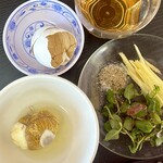 GIA DINH - ホビロンの殻を割ると中にはスープがたっぷり！
      茹で卵と違って鶏スープがしっかりできています♡
      こりゃウマいわ〰️♪
      殻の内側には血管が走っています。。エグいなー