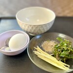 GIA DINH - ホビロン（Hột vịt lộn ¥250税込）
      殻を割る前は普通の卵、横にはベトナム野菜のザオザムと生姜の細切り。それからベトナムの酸っぱ辛い味のHAO HAOの塩と胡椒を混ぜたものが添えられます。