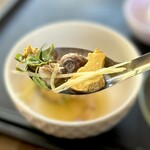 GIA DINH - スプーンで柔らかい白身部分を掬ってみると、、、
      イヤ〰️！！ヒヨコちゃんの頭が出てきた〰️ (*ଳoଳ)
      お目々もちゃんとあります。。