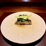 アカ - ③太刀魚薪焼き、ハーブサラダ、シェリーワインビネガー