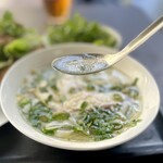 GIA DINH - 透明で澄んだ優しい味の鶏スープのおいしいこと！
      とはいえ物足りなさは感じません。