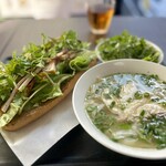 GIA DINH - A2セット（バインミーとフォー ¥1,000税込）
      フォーガー（鶏）かフォーボー（牛）が選べるので鶏で。セットのフォーは量少なめの設定です。
      、、ってパクチー盛り盛りにもほどがあるってば！(^◇^;)