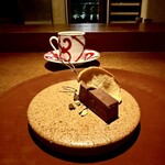 アカ - ⑫スペイン産チョコと
      　ペルー産アマゾンカカオの生チョコ、
      　リンゴチップ