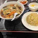 香港 美味楼 - どっかりと山盛りチャーハン、パラパラで美味い